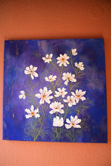 Weiß-blühende Blumen auf einem blauen Hintergrund.