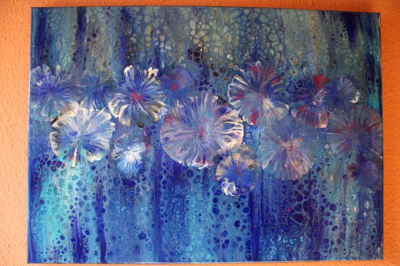 Blaue abstrakte Malerei mit floralen Mustern und unterschiedlichen Farbtönen.