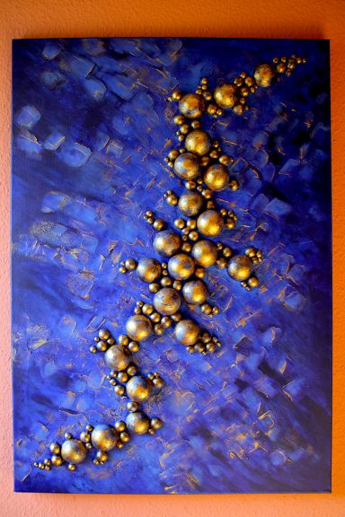Abstrakte Kunst mit goldenen Kugeln auf blauer Fläche.