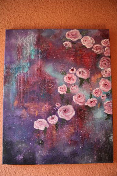 Abstrakte Malerei mit violettem Hintergrund und rosa Rosenblüten.